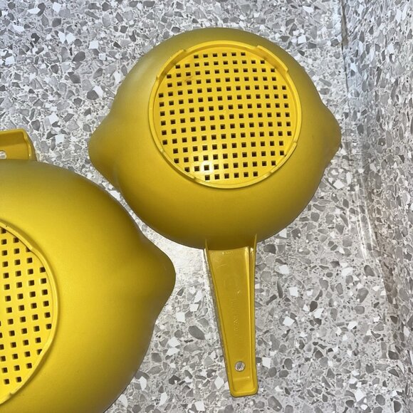 Vintage Tupperware Yellow Colanders Strainers Set 1 Qt #1200-9 and 2 Qt #1523-8 - Picture 8 of 12